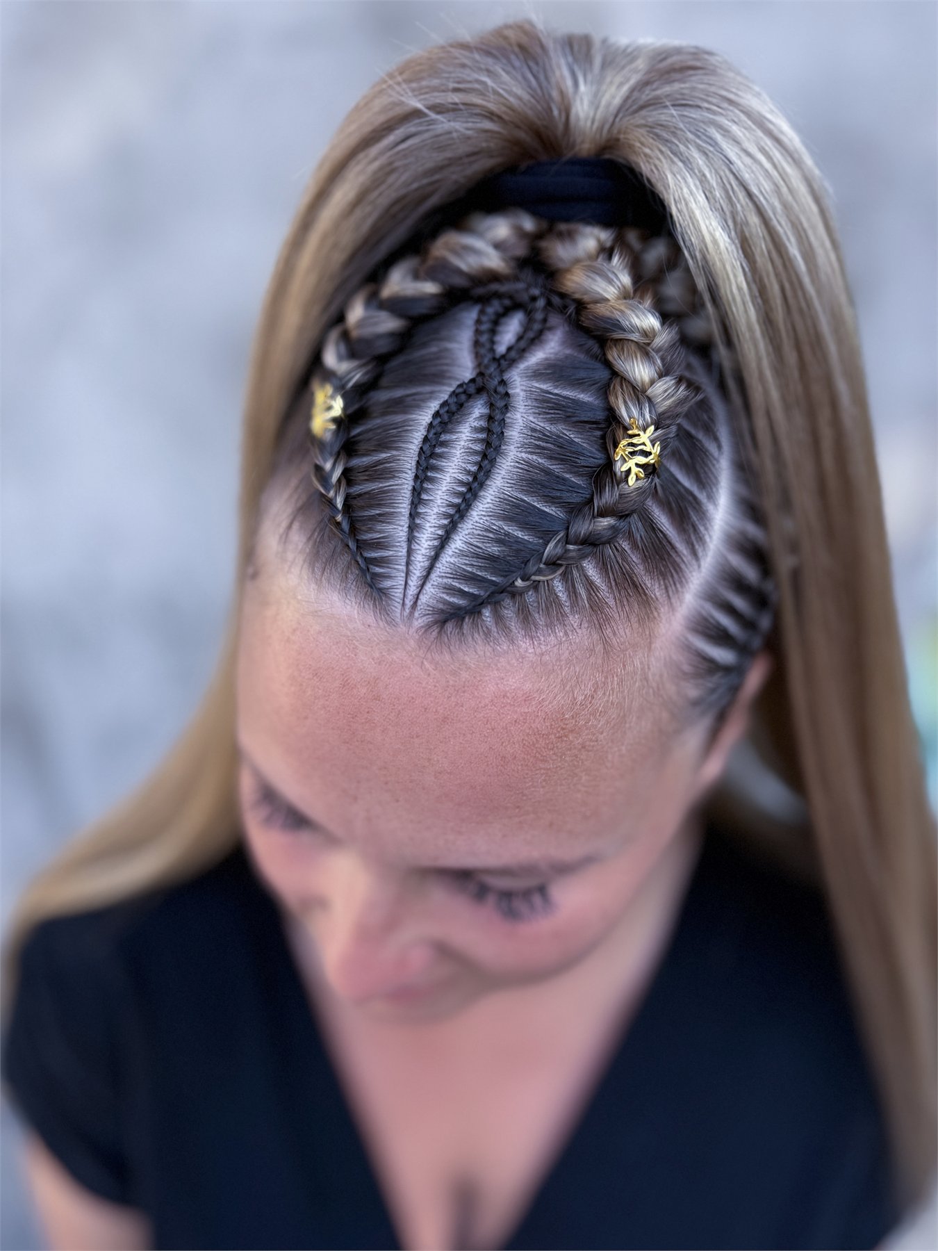 Copánková čelenka na blond vlasech